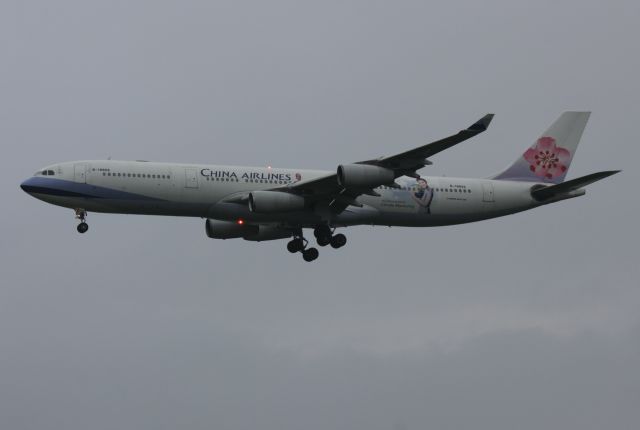 Airbus A340-300 (B-18806)