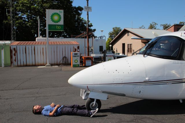 Gulfstream Aerospace Jetprop Commander (N695CS) - Eight year old wheel chock. The good news is that it moves itself!