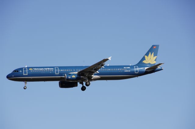 Airbus A321 (VN-A365) - Final Approach to NRT Airport Runway 34L on 2011/12/30