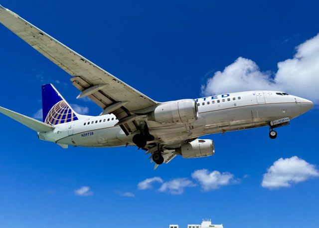 Boeing 737-700 (N39728) - N39728, a Boeing 737-724, on very short final @ SXM/TNCM. 3/21/22.