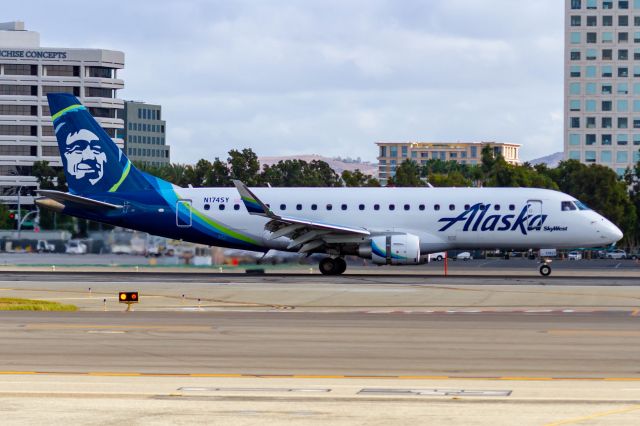 Embraer 175 (N174SY)