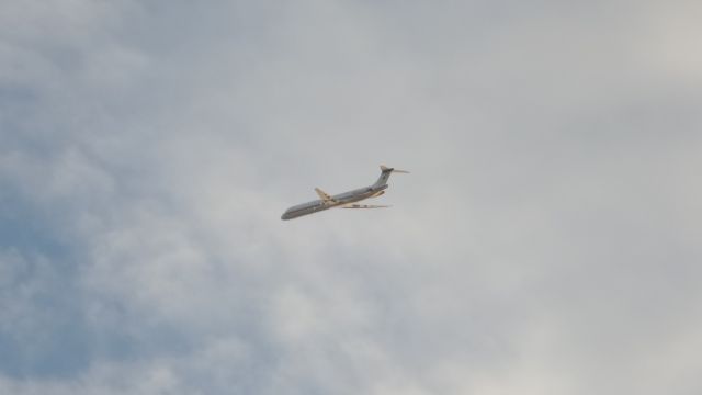 McDonnell Douglas MD-83 — - DESPEGUE POR 27