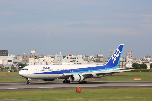 BOEING 767-300 (JA8272)