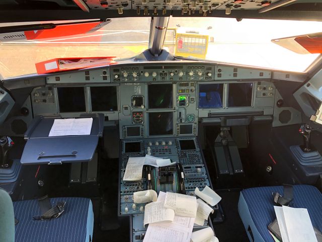 Airbus A320 (G-EZUN)