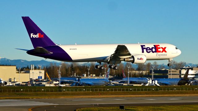 BOEING 767-300 (N189FE) - BOE648 on short final to Rwy 16R to complete a flight test on 12.2.20. (B767-300(ER) / ln 1225 / cn 63120).