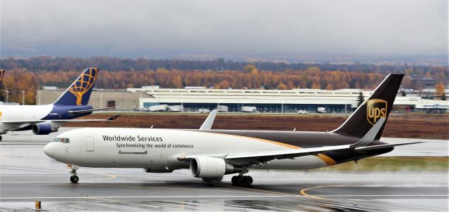 BOEING 767-300 (N355UP)