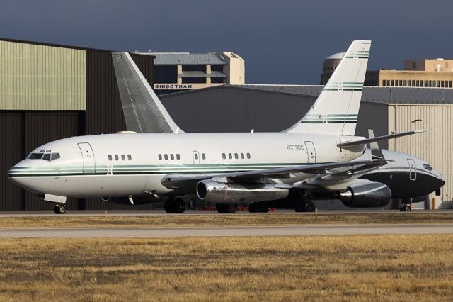 Boeing 737-200 (N370BC) - Classic 732 arriving from Kansas City, while BBJ VP-BBW prepares for departure to Rotterdam in the background. 