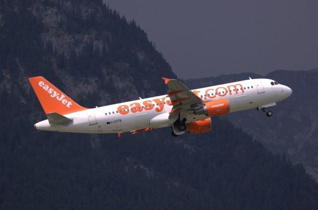 Airbus A320 (G-EZTB)