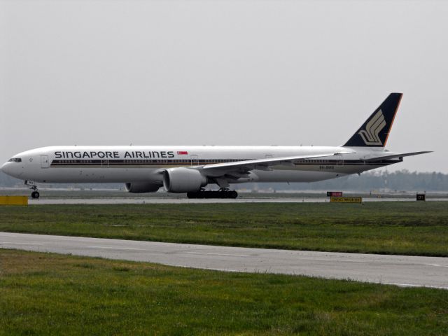 BOEING 777-300ER (9V-SWS)