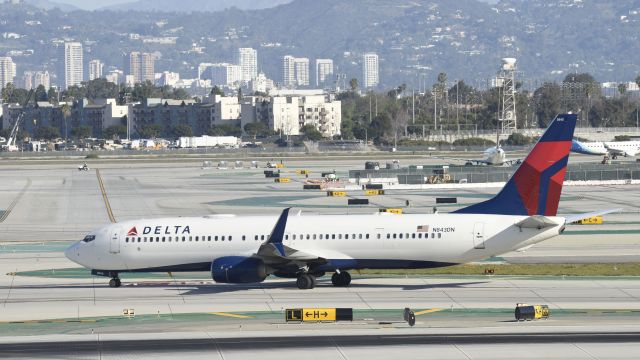 Boeing 737-900 (N843DN) - Taxiing to gate at LAX