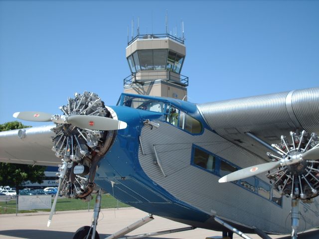 Ford Tri-Motor (N8407)