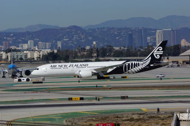 Boeing 787-9 Dreamliner (ZK-NZR)
