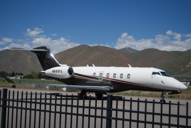 Canadair Challenger 350 (N591FX)