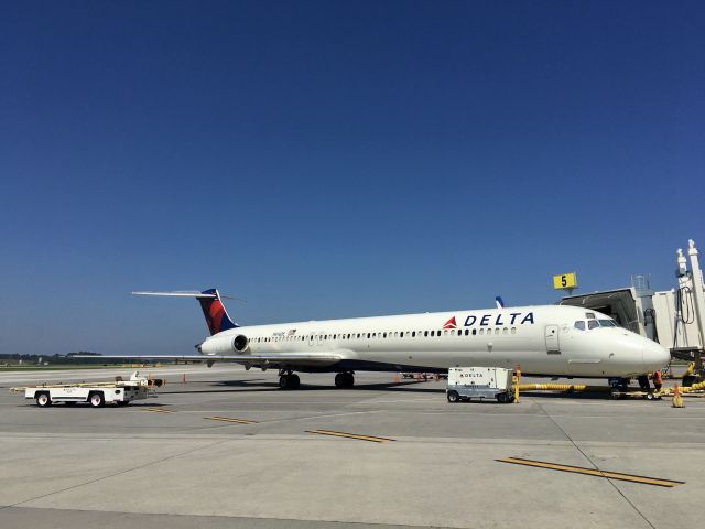 McDonnell Douglas MD-88 (N916DE) - MD-88 N916DE from Atlanta resting at gate 5 on 09-03-2019. 