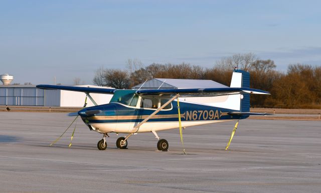 Cessna Skyhawk (N6709A) - Cessna 172 Skyhawk N6709A in Wood County Regional Airport - Bowling Green 