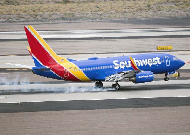 Boeing 737-700 (N757LV)