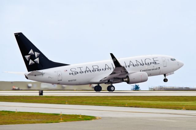 Boeing 737-700 (N13720) - Continetial Micronesia 737-700 in Star Alliance Colors