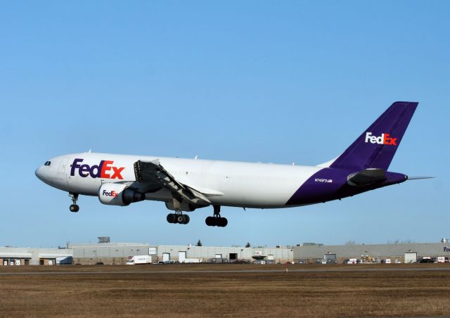Airbus A300F4-600 (N745FD) - Arriving on rwy 25, 12-Apr-14.