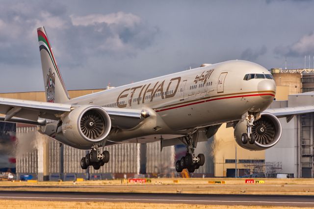 BOEING 777-300 (A6-ETK)