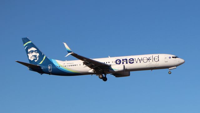 Boeing 737-900 (N486AS) - 020922 approaching RWY 10, in One World livery