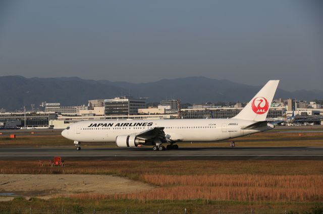 BOEING 767-300 (JA602J) - 05 November 2016:HND-ITM.