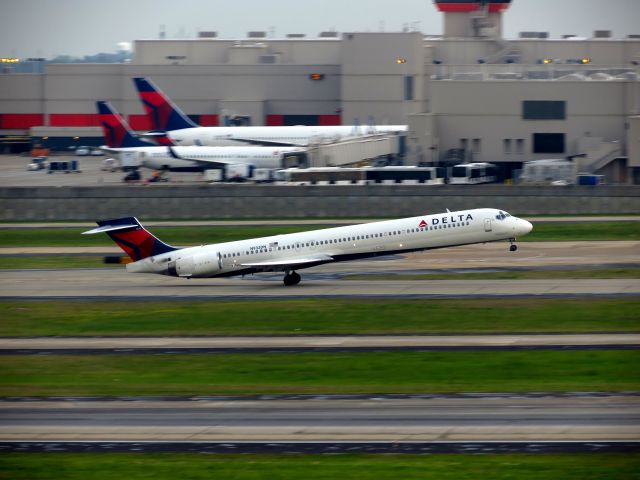 McDonnell Douglas MD-90 (N932DN)