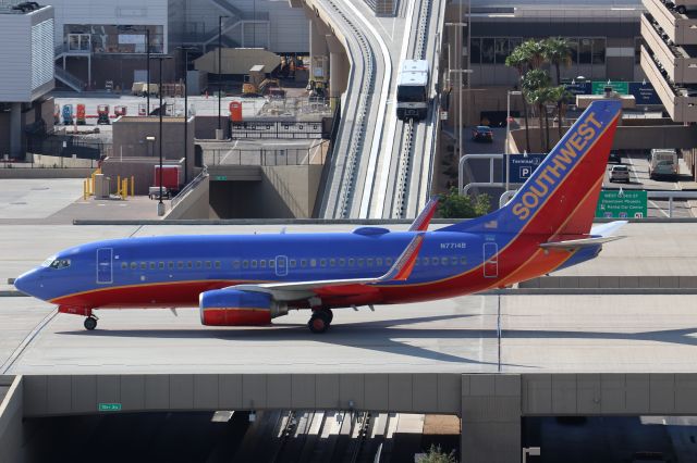 Boeing 737-700 (N7714B)
