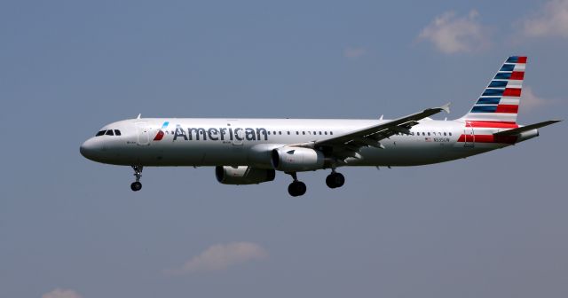 Airbus A321 (N535UW) - On final is this 2009 American Airlines Airbus A321-231 in the Summer of 2021.