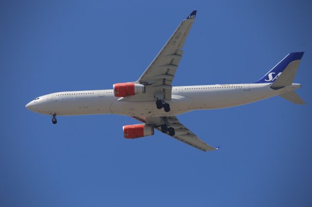 Airbus A330-300 (LN-RKU)