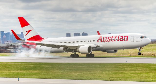 BOEING 767-300 (OE-LAX) - Very last Austrian Airlines flight into YYZ touches down on runway 33L, lucky for me it was in the new livery as it was my last chance to see it! Austrian now serve Montreal while Air Canada starts daily Dreamliner service to Vienna from YYZ