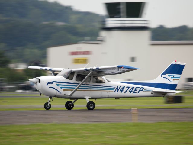 Cessna Skyhawk (N474EP) - Take off runway 26.