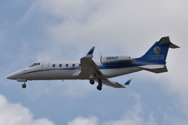 Learjet 60 (N98UF)