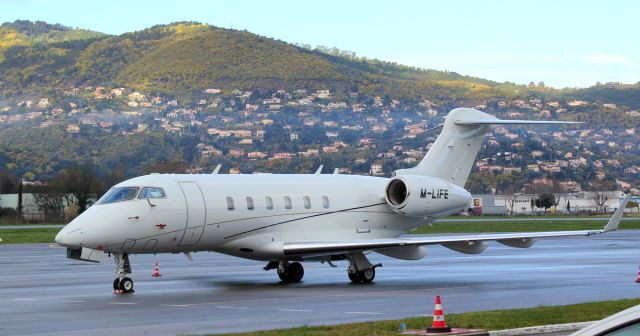 Bombardier Challenger 300 (M-LIFE)