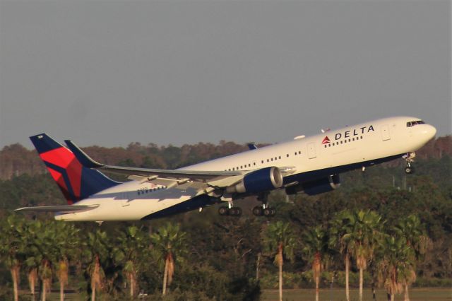 BOEING 767-300 (N154DL) - Takeoff on December 6, 2019