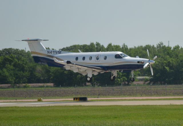 Pilatus PC-12 (N411VM) - N411VM on final to Runway 15 in Sioux Falls SD