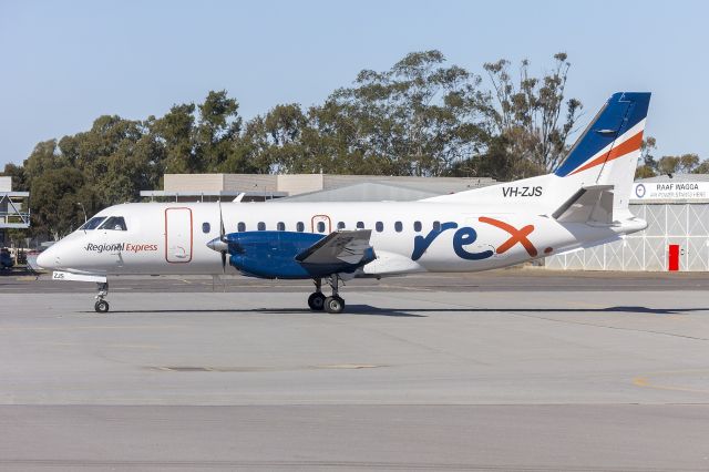 Saab 340 (VH-ZJS) - Regional Express (VH-ZJS) Saab 340B, in the new revised livery, taxiing at Wagga Wagga 