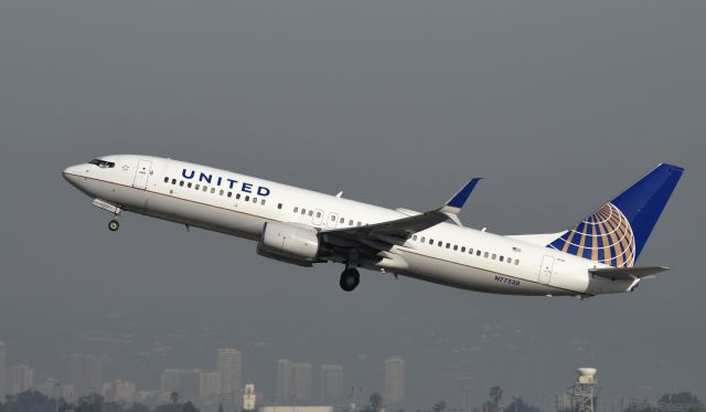 Boeing 737-800 (N77520) - Departing LAX