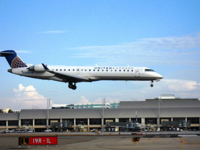 Canadair Regional Jet CRJ-700 (N768SK) - Landing on RWY 19R