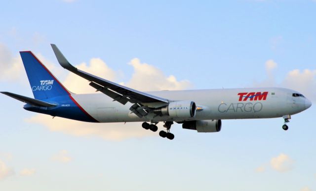 BOEING 767-300 (PR-ACO) - On Finals!