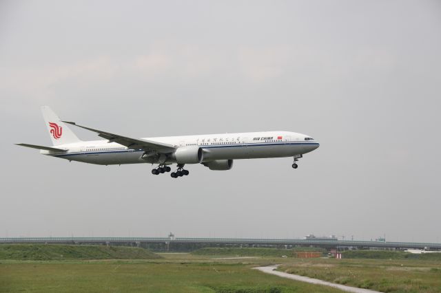 Boeing 777-200 (B-2085)