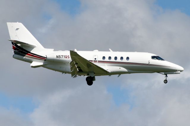 Cessna Citation Latitude (N571QS) - NetJets Aviation Citation Latitude on short finals for rwy 10L on 18-Oct-18 arriving from KTEB as EJA571.