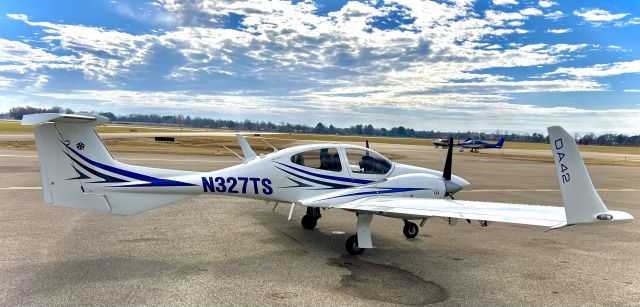 Diamond Twin Star (N327TS) - Cross country fuel stop