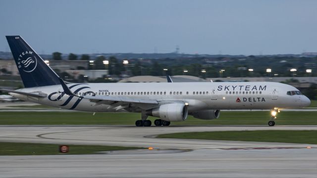 Boeing 757-200 (N659DL) - Skyteam landing 13R