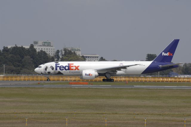 Boeing 777-200 (N850FD) - Taxi at Narita Intl Airport on 2010/5/2 Panda Express c/s