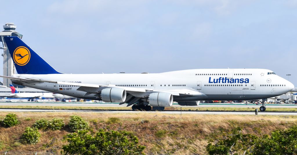 BOEING 747-8 (D-ABYF) - Lufthansa 747-800 slowing down at LAX from FRA.