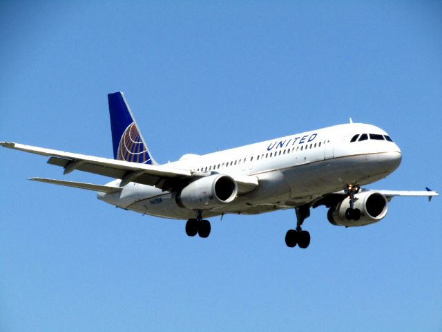 Airbus A320 (N462UA) - Landing RWY 20R