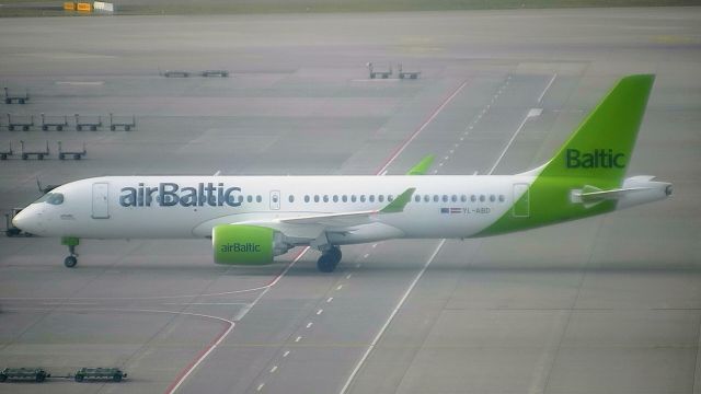 Airbus A220-300 (YL-ABD) - YLABD22122021ZRH.jpg