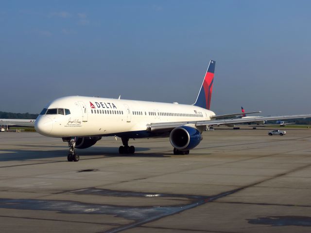 Boeing 757-200 (N6716C)