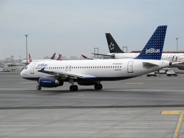 Airbus A320 (N656JB)