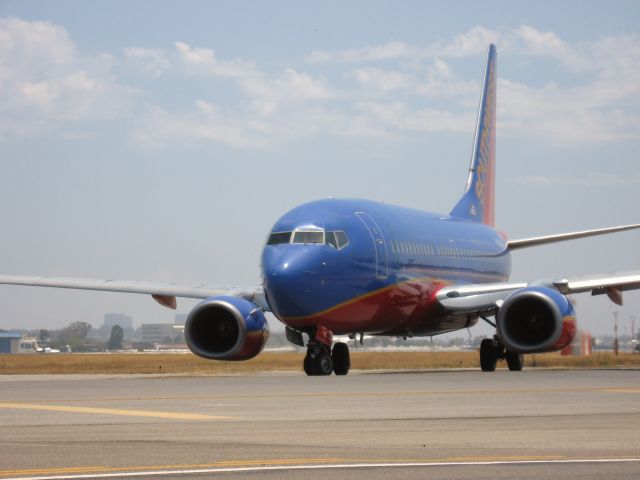 Boeing 737-700 (N484WN) - Taxiing on west taxiway